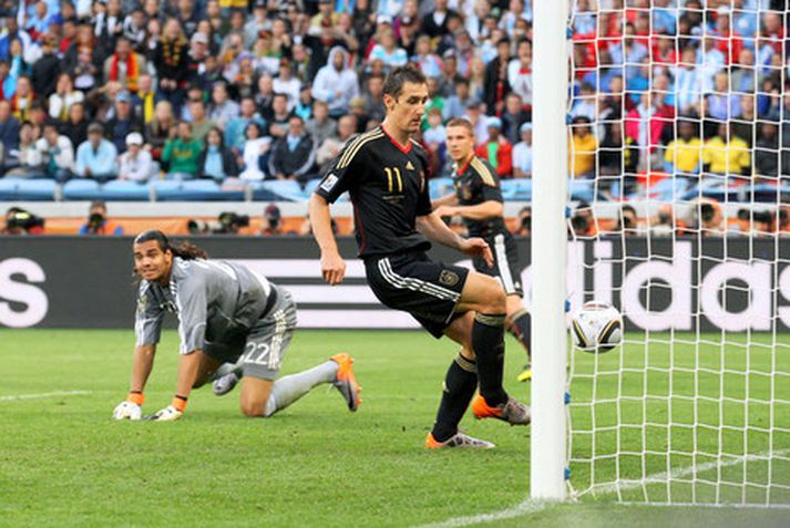 Miroslav Klose skorar fyrra mark sitt í leiknum.