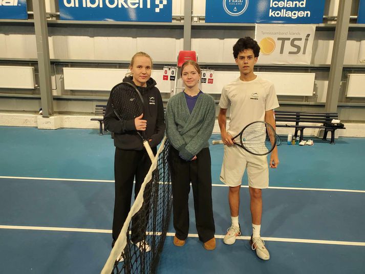 Anna Soffía (til vinstri) á HMR vormóti TSÍ. Hún vann báðar sínar einstaklingsviðureignir á Billie Jean King cup