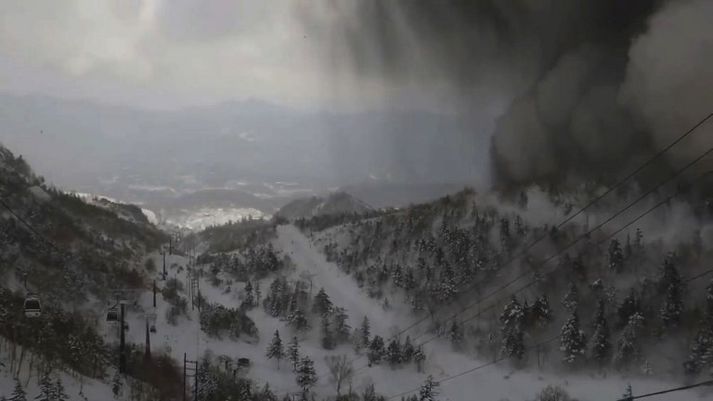 Fjallið sem um ræðir nefist Kusatsu-Shirane og er að finna um 150 kílómetrum norður af höfuðborginni Tókýó.