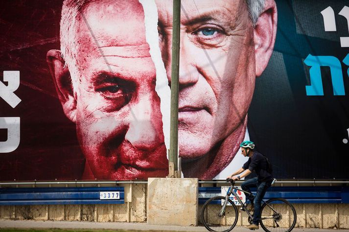 Benjamín Netanjahú, forsætisráðherra Ísrael, og Benny Gantz, leiðtogi stjórnarandstöðunnar og helsti pólitíski andstæðingur hans hafa komist að samkomulagi um myndun þjóðstjórnar. Mennirnir tveir munu ásamt varnarmálaráðherra landsins sitja í sérstöku stríðsráði sem mun fara með stjórn hernaðarmála þar til stríðinu lýkur. Gantz er fyrrverandi varnarmálaráðherra landsins. 