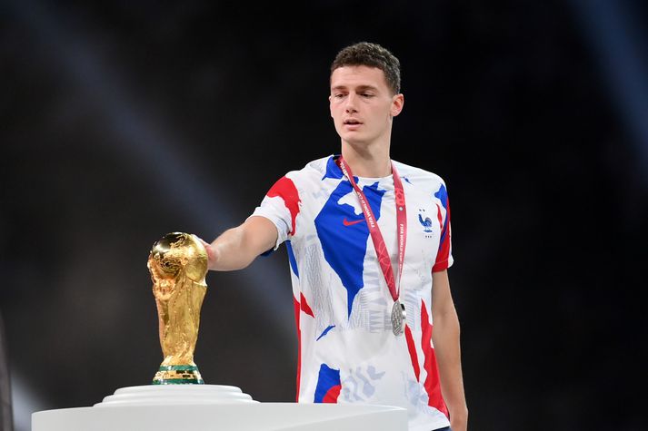 Benjamin Pavard snertir HM-styttuna eftir úrslitaleik Frakka og Argentínumanna.