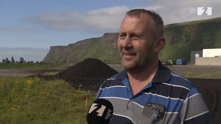 Jóhann Guðlaugsson, ýtustjóri og annar eigenda Framrásar ehf. í Vík. Eystri gangamunninn inn í Reynisfjall mun koma beint fyrir aftan Jóhann.