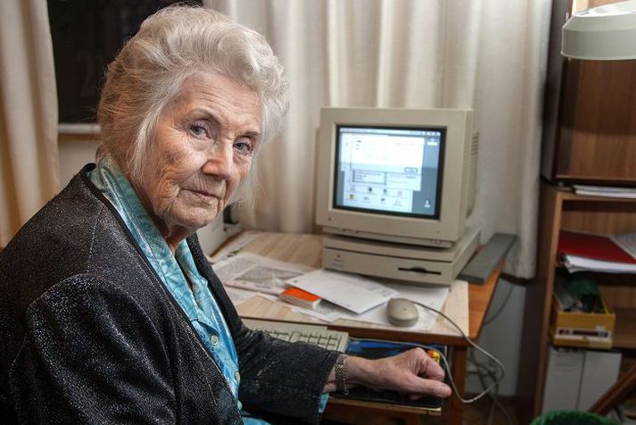 við tölvuna Guðbjörg Tómasdóttir skrifar bækur sínar á gamla Macintosh-tölvu.fréttablaðið/anton