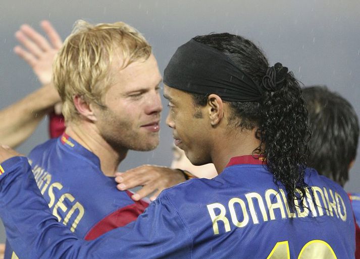 Eiður Smári og Ronaldinho fagna í leik með Barcelona.