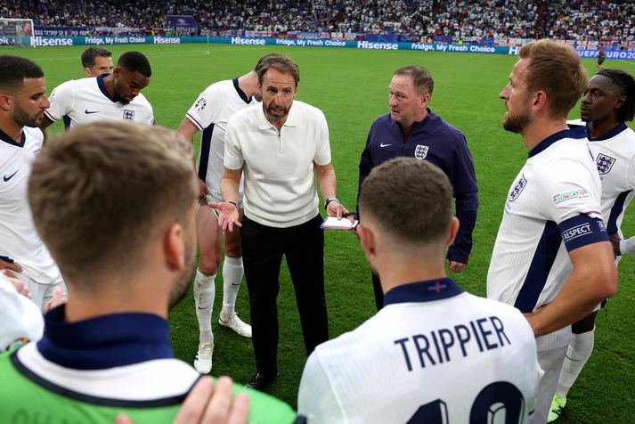 Gareth Southgate ræðir hér við leikmenn sína fyrir framlenginguna á móti Slóvakíu.