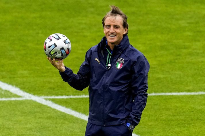 Roberto Mancini hefur gert frábæra hluti með ítalska landsliðið. Hér er hann á æfingu liðsins fyrir undanúrslitin á móti Spáni í kvöld.