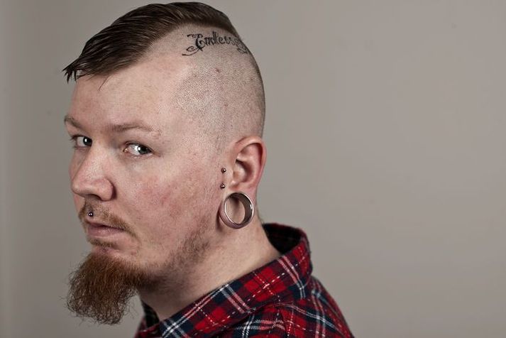 Sindri Már Sigrúnarson svaf allan tímann á meðan hann lét húðflúra Endless Dark á höfuðið á sér.