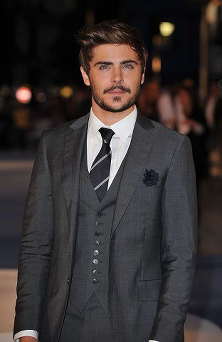 Zac Efron á að hafa daðrað duglega við karlmann í veislu í Hollywood. nordicphotos/getty