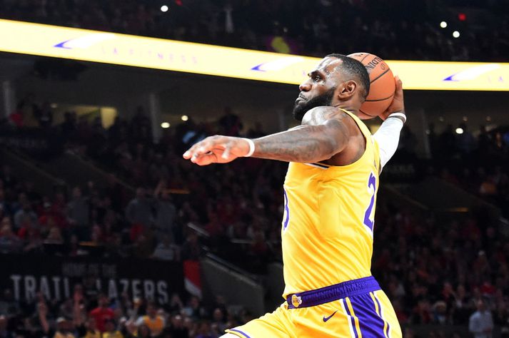 Fyrsta karfan. Hér má sjá LeBron troða fyrir Lakers en það voru fyrstu stigin hans í búningi félagsins.