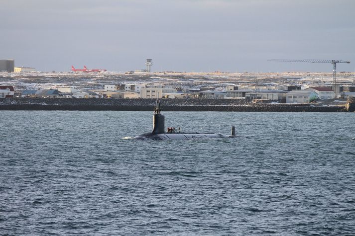 Myndin er tekin í janúar og er af bandaríska kafbátnum USS California úti fyrir ströndum Íslands í janúar.