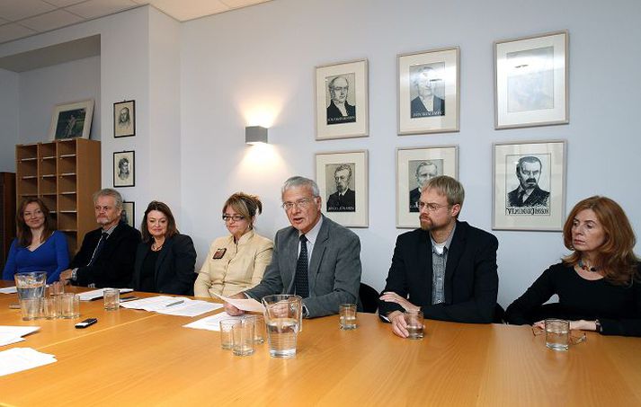 Nefndirnar tvær voru kynntar á blaðamannafundi í september 2011. Síðan eru liðnir átján mánuðir.