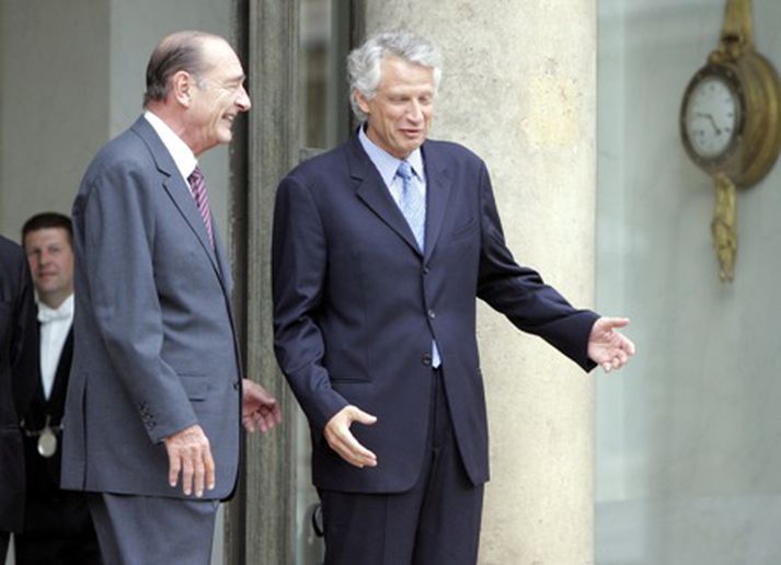Jacques Chirac og Dominique de Villepin á tröppum Elysee-hallar í dag.