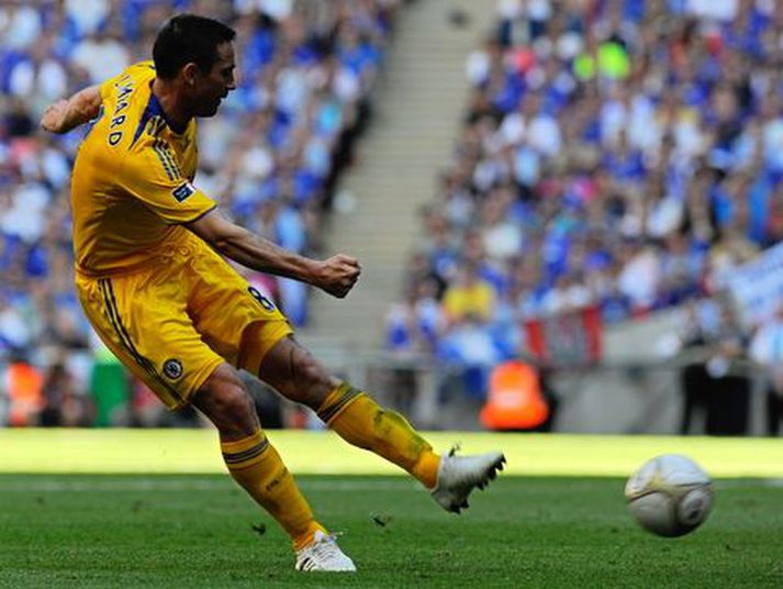 Frank Lampard tryggir Chelsea enska bikarmeistaratitilinn um síðustu helgi.
