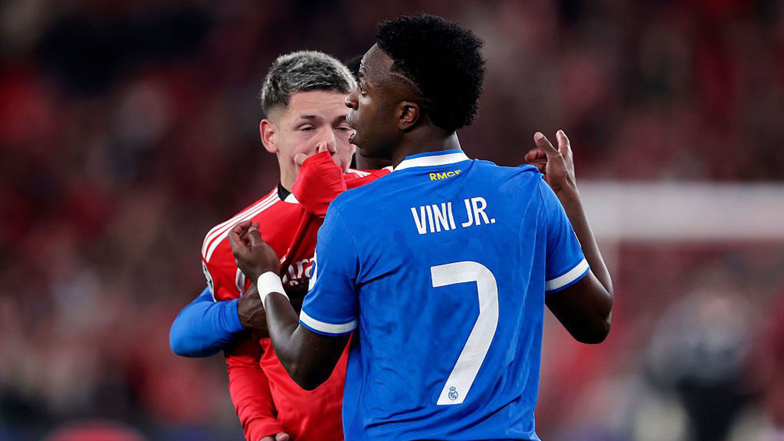 Fékk sex leikja bann fyrir hómófóbíu en ekki ras­isma