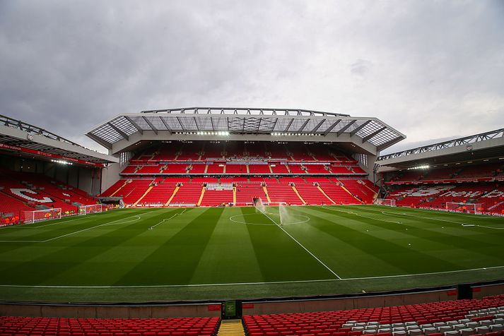 Aðalstúkan, Main stand, á Anfield. Áætlað er að gera Anfield Road stúkuna jafn háa.