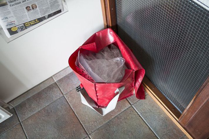 Íbúar kvarta yfir verklagi póstsins sem skilur eftir burðartöskur fullar af pósti í stigagöngum húsa. 