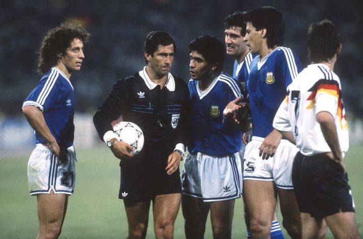 Diego Maradona lætur Edgardo Codesal dómara heyra það í úrslitaleik HM 1990.