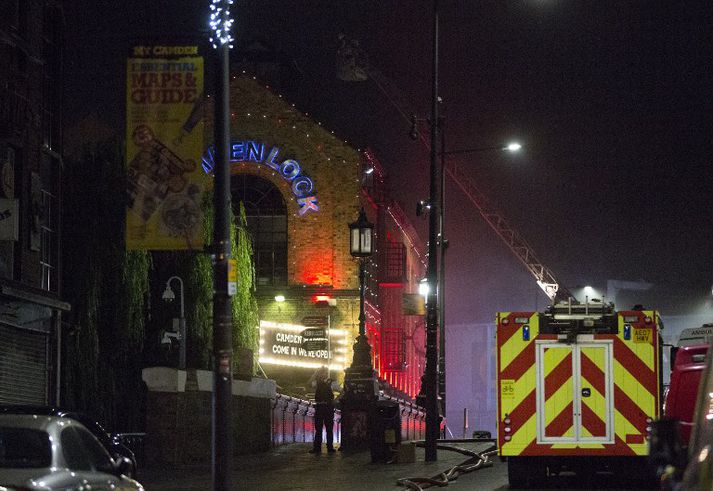 Yfir 70 slökkviliðsmenn berjast nú við eldinn sem geisar í markaðinum í Camden.