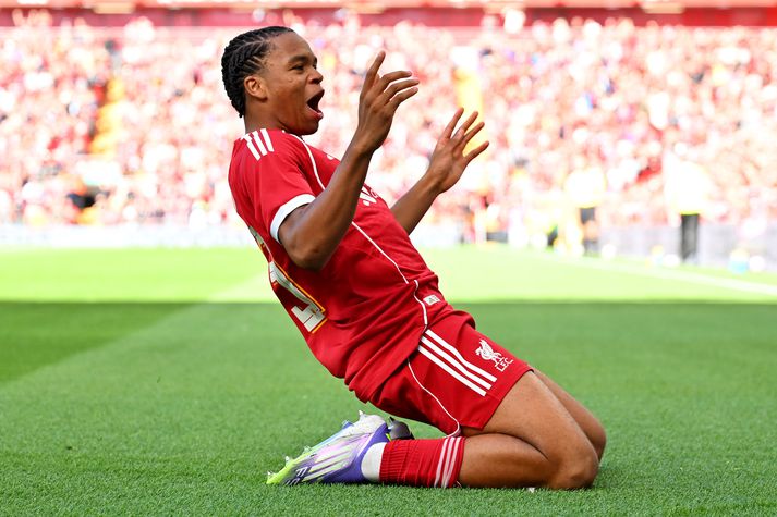 Rio Ngumoha fagnar marki sínu fyrir Liverpool á móti Athletic Club Bilbao á Anfield í gær.