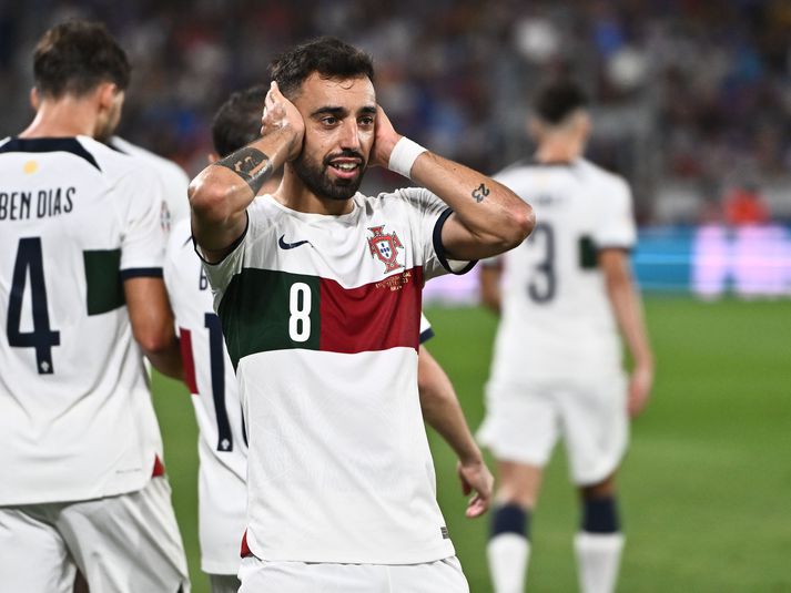 Bruno Fernandes fagnar sigurmarki sínum í Slóvakíu í kvöld.