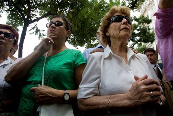 Víða var hinna látnu minnst með þagnarstundum.