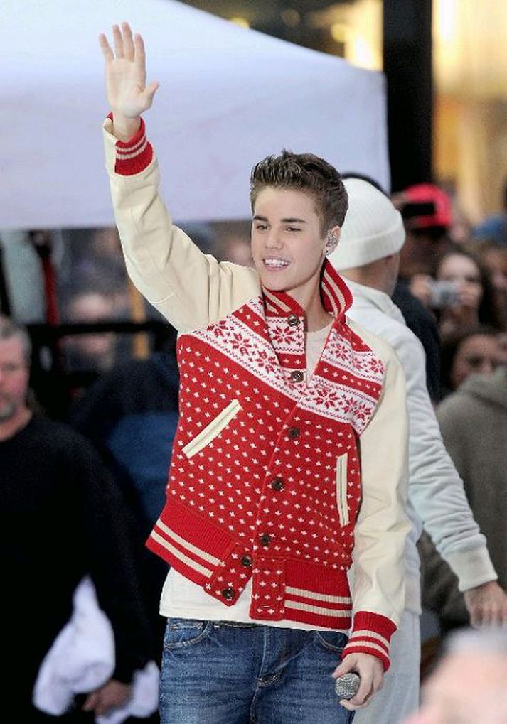 Amma og afi söngvarans Justins Bieber slösuðust í bílslysi og nú biðja aðdáendur hans fyrir bata þeirra á Twitter. Nordic photos/getty
