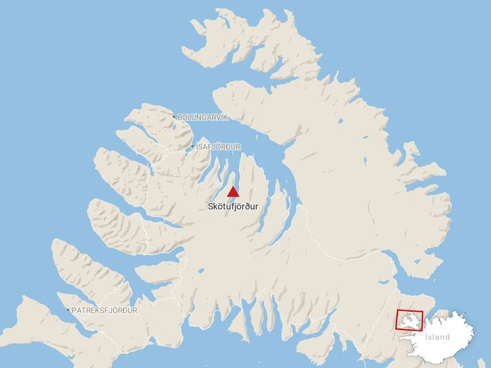 Þrír voru í bílnum sem hafnaði í sjónum í vestanverðum Skötufirði á ellefta tímanum.