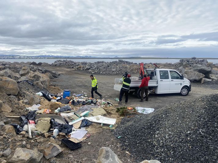 Fara þurfti tvær ferðir með ruslið sem skilið var eftir um helgina í höfninni. 