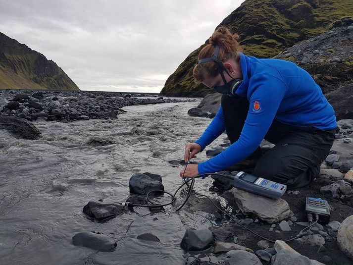 Hér er Svava Björk Þorláksdóttir náttúruvársérfræðingur að handmæla fremur fúlt vatn í Múlakvísl í gærkvöldi.