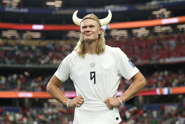 Erling Braut Haaland fagnar með víkingahjálminn í leikslok. Hann hefur skorað fimm mörk í aðeins þremur leikjum sínum í keppninni.