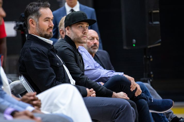 Bræðurnir Joey og Jesse Buss eru báðir búnir að missa vinnuna sína hjá Los Angeles Lakers.