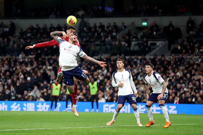 Hugo Ekitike skorar annað mark Liverpool gegn Tottenham. Cristian Romero vildi meina að Frakkinn hefði brotið á sér þegar hann skallaði boltann í netið.