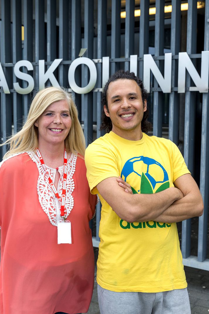 Juan Camilo og Anna Lára fræða Íslendinga um fordóma og fjölmenningu í verkefninu Vertu næs á vegum Rauða Krossins. 