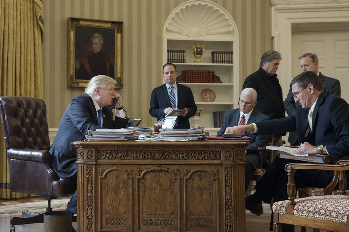 Trump ræðir við Vladimir Pútín í síma þann 28. janúar 2017. Með honum í herberginu eru Reince Priebus þáverandi starfsmannastjóri, Mike Pence, varaforseti, Steve Bannon, þáverandi ráðgjafi, Sean Spicer, þáverandi talsmaður, og Michael Flynn, þáverandi þjóðaröryggisráðgjafi.