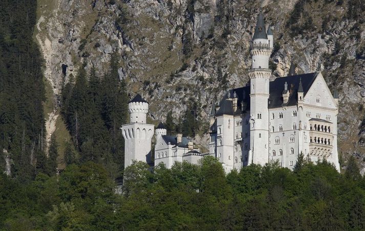 Neuschwanstein er að finna nærri bænum Hohenschwangau, sunnarlega í Bæjaralandi og þykir einn fallegasti kastali í heimi.