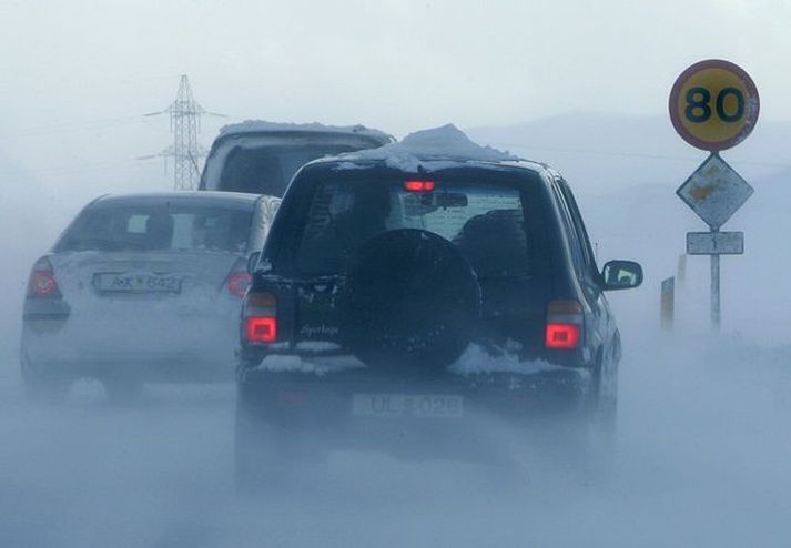 Skafrenningur er á vegum víða og þæfingsferð á fjallvegum .