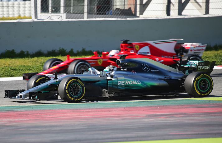 Valtteri Bottas og Sebastian Vettel á brautinni í dag.