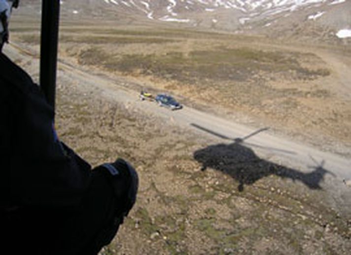 Jeppi á Bláfellshálsi.  Jeppi með vélsleðakerru að koma suður Bláfellsháls. Vegurinn (Kjalvegur) er lokaður allri umferð frá Bláfellshálsi að Hveravöllum, sem þýðir einnig að ekki er hægt að komast akandi að Hagavatnsskála nema virða lokunina að vettugi.