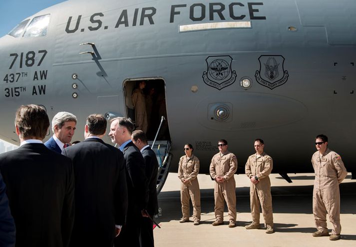 John Kerry ásamt bandarískum hermönnum í dag.