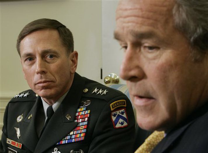 George Bush ásamt David Petraeuc hershöfðingja sem verður nýr yfirmaður Bandaríkjahers í Írak.