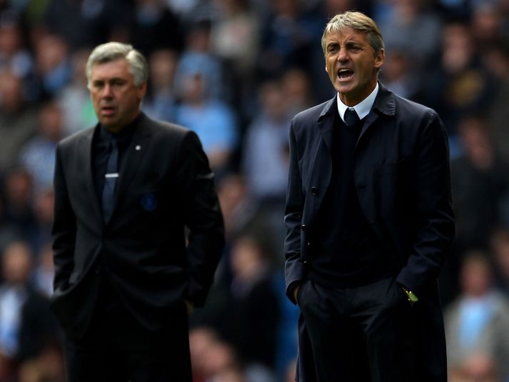 Roberto Mancini, stjóri Manchester City og Carlo Ancelotti sést fyrir aftan hann,