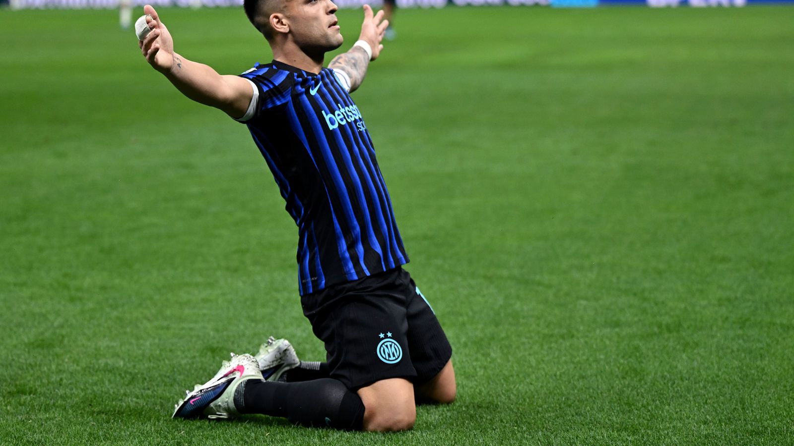 Fyrir­liðinn sneri aftur og skoraði tvö gegn Róm­verjum