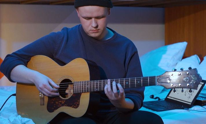 Guðmundur Arnalds tók afslappaða streymistónleika á Loft Hostel.