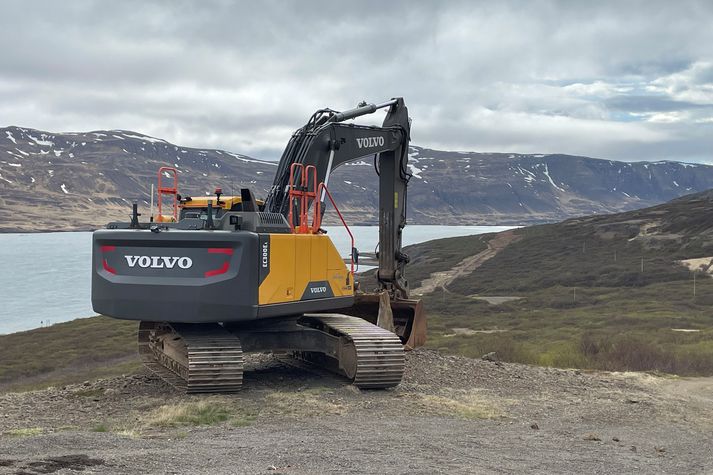 Skurðgrafa Borgarverks komin í Þorskafjörð. Fjær má sjá hvar Vegagerðin er búin að rista fyrir veglínunni í gegnum kjarrið.