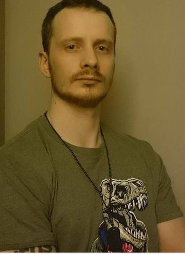Maðurinn heitir Benjamin Stokes og er fæddur 13. maí 1978.