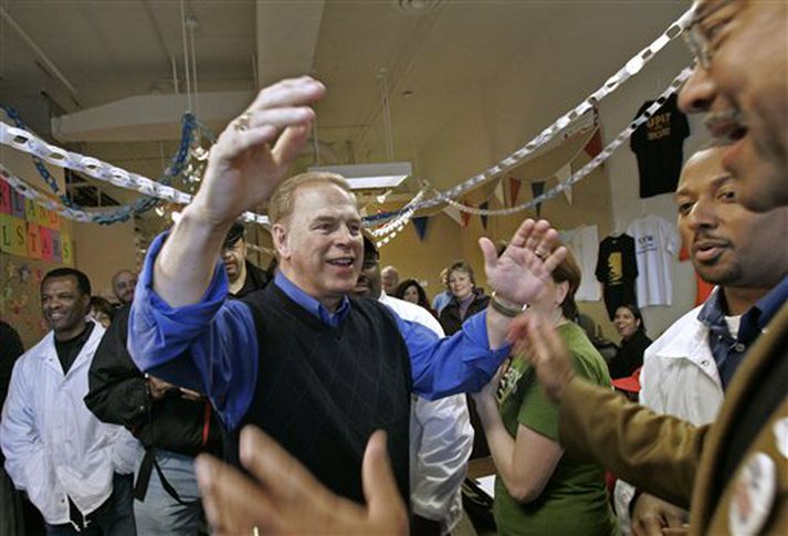 Ted Strickland, nýr fylkisstjóri í Ohio, fagnar sigri sínum.