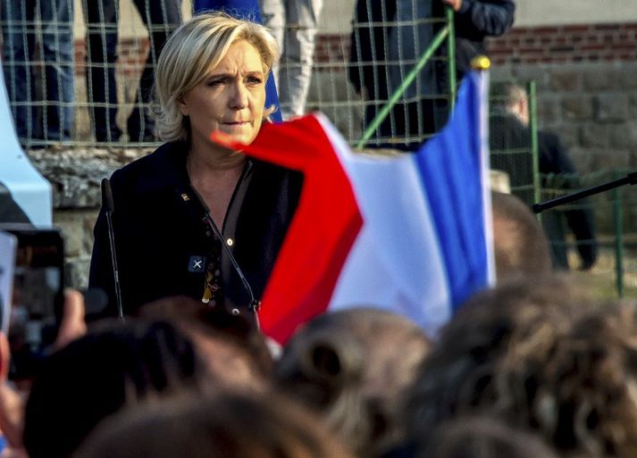 Eggjum var kastað í Marine Le Pen á kosningafundi í gær.