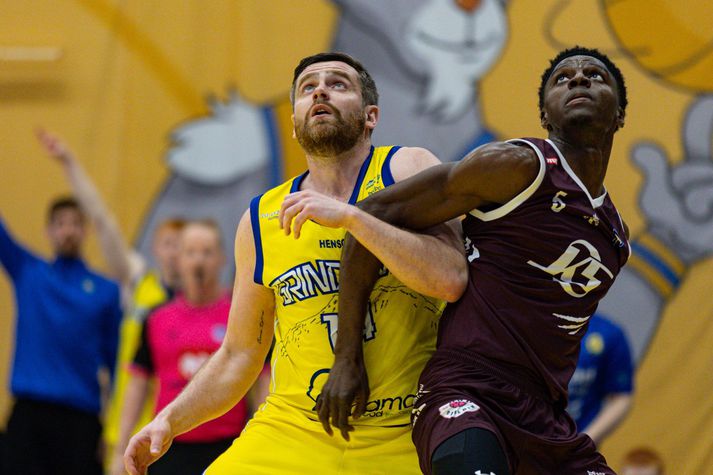 Ólafur Ólafsson og Taiwo Badmus í baráttunni í fyrsta leik Grindavíkur og Tindastóls í úrslitum Bónus deildar karla í körfubolta. Grindvíkingar unnu fyrsta leikinn, 85-80, en Stólarnir geta jafnað metin í öðrum leik liðanna í kvöld.