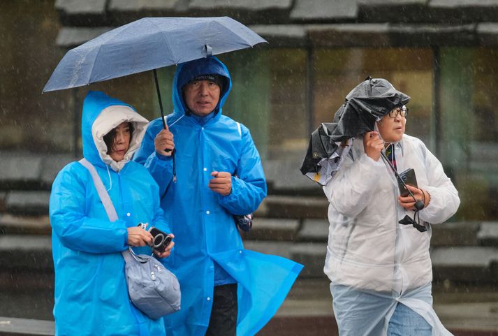 Lægðin er á förum en það er önnur á leiðinni, haustið er gengið í garð fyrir alvöru. 
