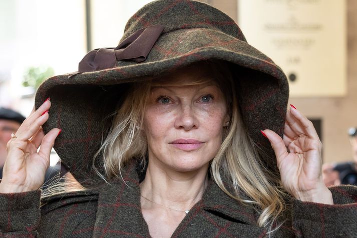 Pamela Anderson var áberandi á tískuvikunni í París á sýningum hjá hátískuhönnuðum á borð við Vivienne Westwood og ákvað að sleppa förðuninni alfarið. 
